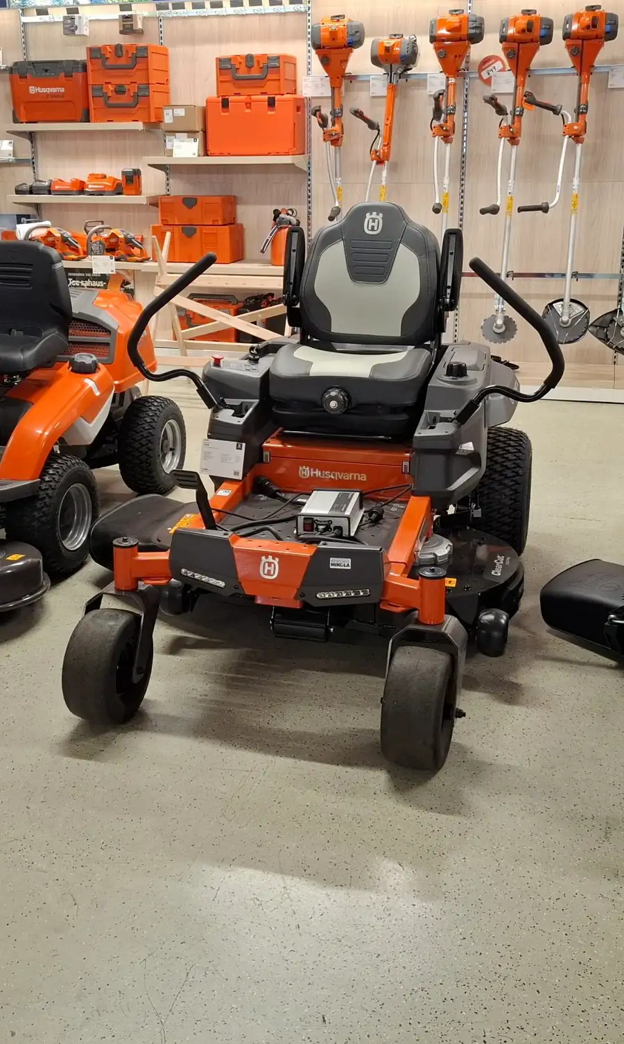 Husqvarna-ajoleikkureita, moottorisahoja ja raivaussahoja Konekeskus Mikolan myymälässä