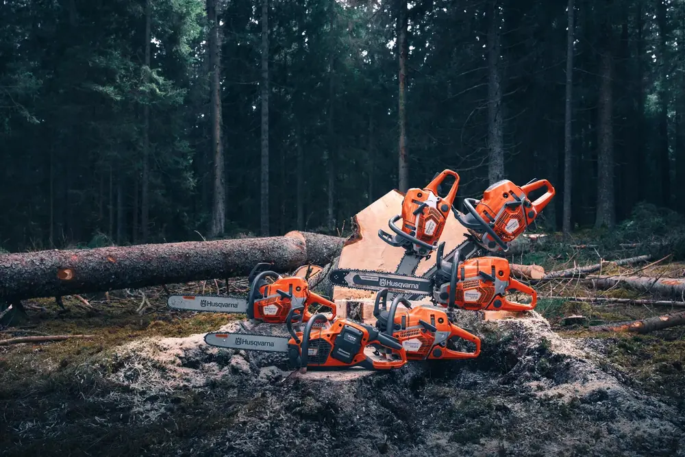 Husqvarna-moottorisahoja kannon päällä havumetsässä