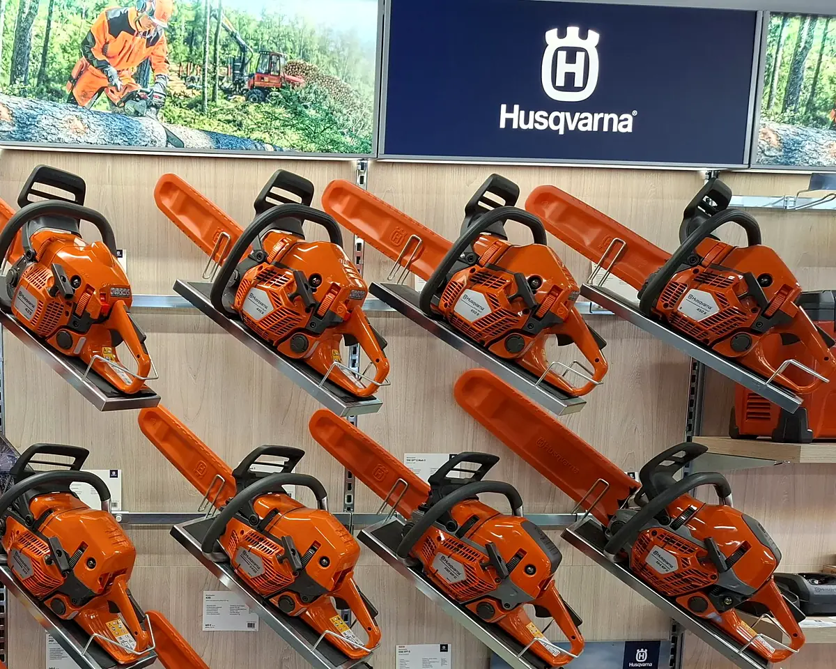 Husqvarna-moottorisahoja Konekeskus Mikolan myymälän seinällä
