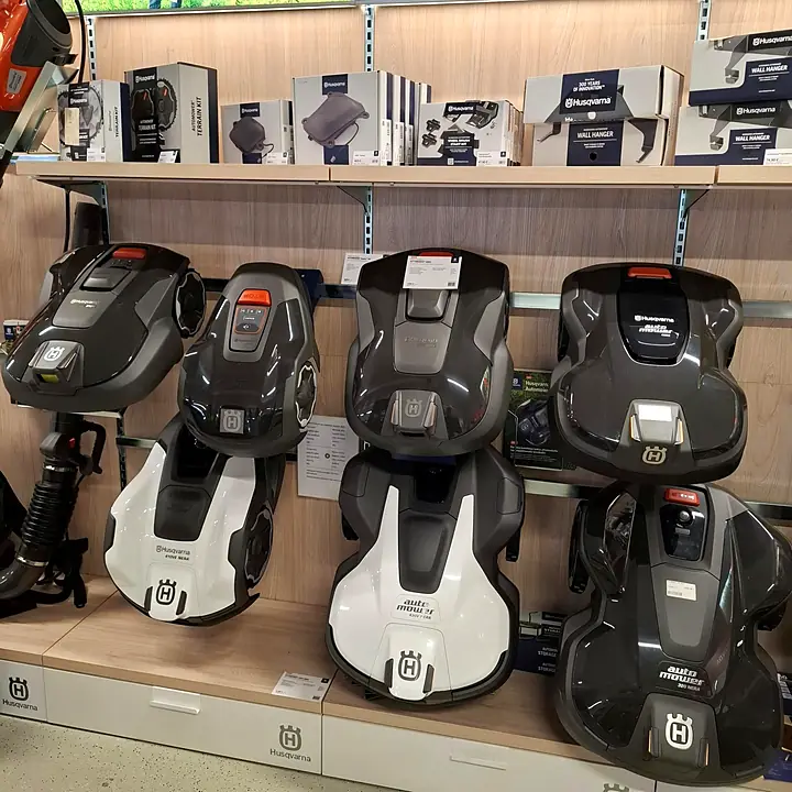 Husqvarna Automower -robottileikkureita esittelyhyllyssä Konekeskus Mikolan myymälässä