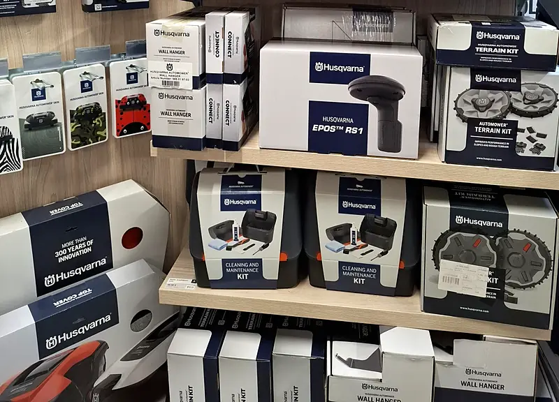 Husqvarnan robottileikkurien lisävarusteita ja huoltosarjoja myymälän hyllyssä